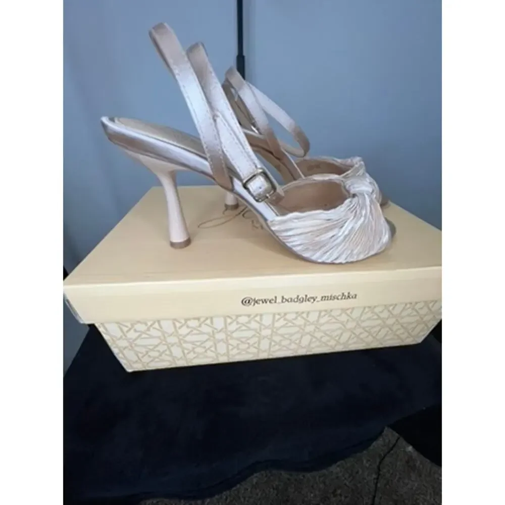 Jewel Badgley Mischka Ibis Latte Satin Knot Evening Sandals Size 6 NIB